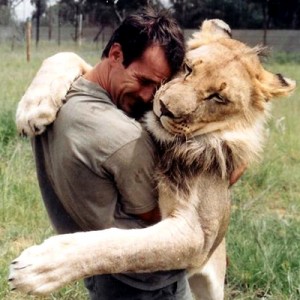 Kevin Richardson abbraccia il suo leone 